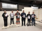 Koululaiset pyttyineen ja todistuksineen.
