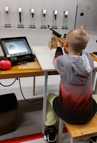 Otto Kuusrainen ampumassa ilmakivääriä, josta hän sai 93.2 pistettä.