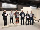 Koululaiset pyttyineen ja todistuksineen.